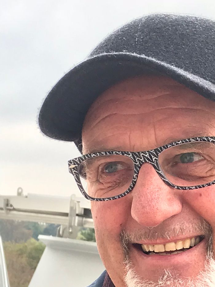 Mit navn er Per Johannesson og jeg har ejet huset fra 2008. Jeg er selv 77 år og har nydt huset og ikke mindst udsigten meget. Ring trygt og bestil en fremvisning.